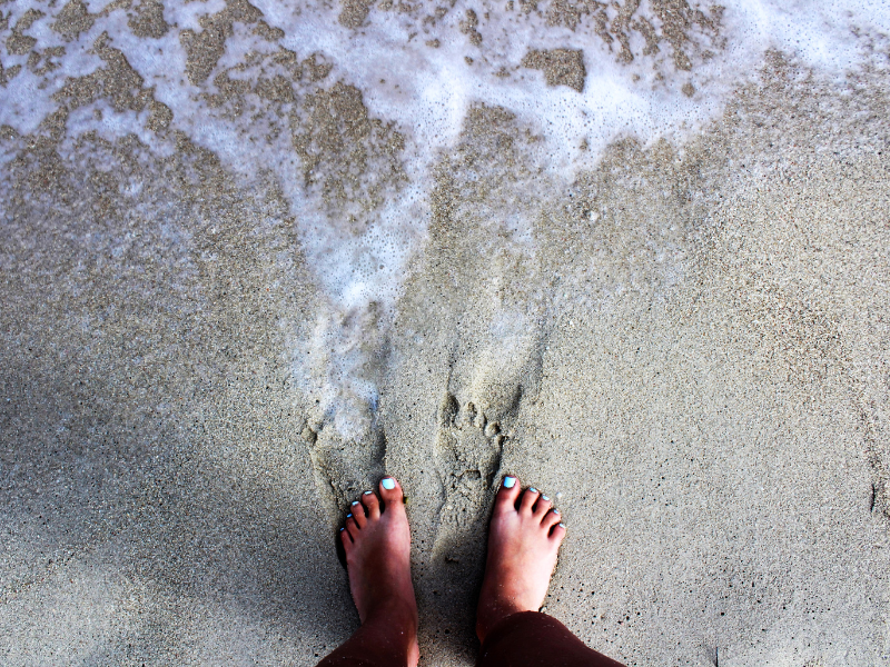 Füße am Strand am Meer symbolisieren neue Wege  mit Hilfe der Biografiearbeit in der Heilpraxis für Psychotherapie Winker zu gehen