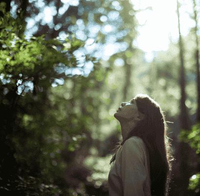 Psychologische Krisenbegleitung schenkt  Mädchen im dunklen Wald Stabilität und Orientierung 