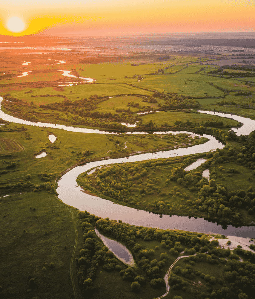 Eine Sonne am Horizont über einem langen Fluss symbolisiert einen Lebensweg und zeigt auf, wie die Biografiearbeit in der Heilpraxis für Psychotherapie Winker in Nürtingen wirkt